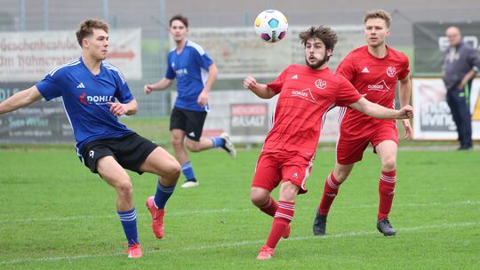 Im Hinspiel kam der SV Laubach II (in Rot) beim TuS Hausen mit 0:6 unter die Räder. Nun strebt der Tabellenneunte aus der Vorder