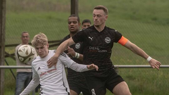 Gegen Spitzenreiter VfR Baumholder und dessen Torjäger Niklas Alles wehrten sich Filip Höft (weißes Trikot) und seine Meisenheim