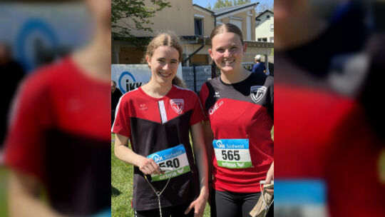 Mia Hertrich (links) und Neele Barth sicherten sich bei den Rheinland-Pfalz-Meisterschaften im Hammerwurf in Bengel den Titel.