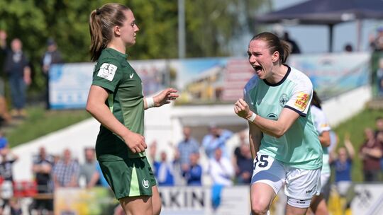 Vanessa Zilligen (rechts) jubelt nach dem verwandelten Elfmeter und dem 2:0 gegen Wolfsburg. Der Klassenverbleib ist damit zu gu