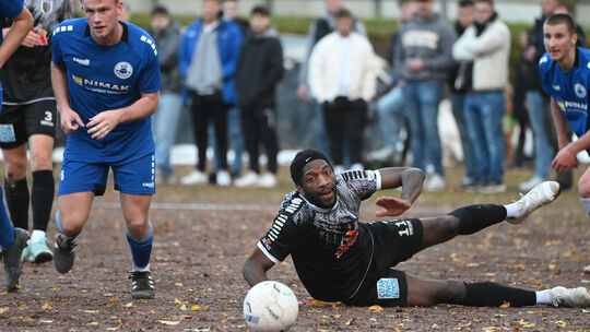 Im Hinspiel auf dem Wissener Hartplatz setzten sich Brice Braqin Mittel (schwarzes Trikot) und sein SV Eintracht Mendig mit 2:0