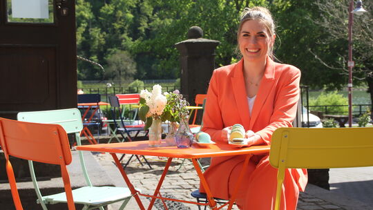 Konditormeisterin Theresa Goka Dehen sitzt auf der Terasse des Macaroniversums in Hatzenport. Hier öffnet am 1. Mai ihr Pop-up-C