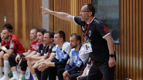Vallendars Trainer Veit Waldgenbach zeigt dir Richtung an: Nach oben soll es gehen.