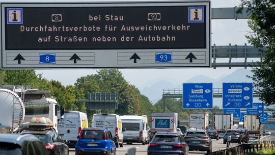 Informationstafel über der A8 vor dem Inntal-Dreieck
