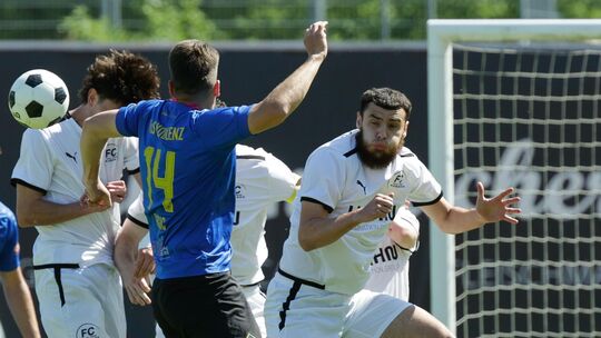 Für Anes Abdiovski (rechts) dürfte die Saison und damit auch sein Engagement beim FC Emmelshausen-Karbach beendet sein. Beim 2:2