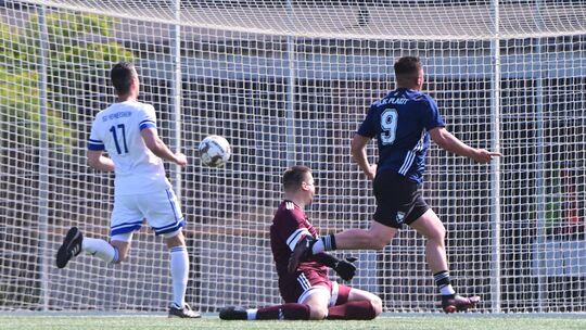 Jonas Schäfer erzielt das 1:1 für die DJK Plaidt im Spiel gegen Heimersheim.