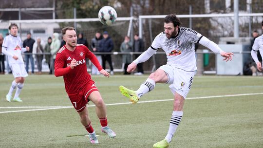 Philipp Pitkowski (rotes Trikot, hier im Duell mit Mendigs Pascal Zimmer) wird künftig für die SG 99 Andernach auf Torejagd gehe