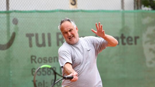 Thomas Kremer spielt seit Jahrzehnten mit seinen Kumpels beim TC Diez Tennis. Die verschworene Einheit peilt bei den Herren 55 e