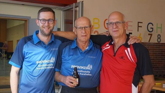 Drei Generationen, ein Team: Mit seinem Enkel Daniel (links) und seinem Sohn Ingo (rechts) stand der 91-jährige Werner Schüler a
