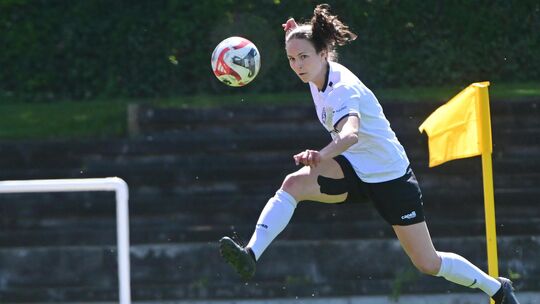 Voller Fokus auf den Ball: Celine Dickopf vom SC 13 Bad Neuenahr.