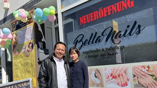 Unternehmer Vu Tien Dung und seine Frau Thi Phuong sind zufrieden mit der Neueröffnung ihres Nagelstudios "Bella Nails" in Betzd