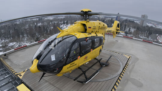 Der Rettungshubschrauber "Christoph 77" steht auf dem Dach der Uniklinik in Mainz. Der Hubschrauber ist seit Jahresbeginn künfti
