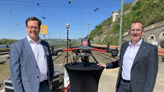 Frank Schmidt (links), Gesamtprojektleiter für die Korridorsanierung am rechten Rheinufer, und André Winkler, Regionalleiter DB