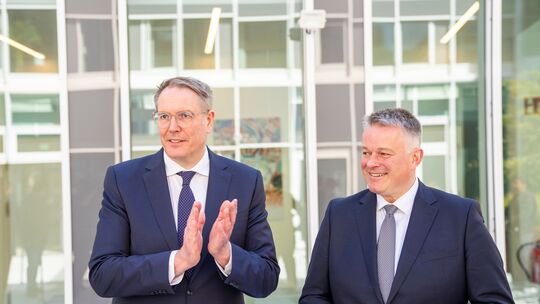 Gordon Schnieder (rechts, CDU), Spitzenkandidat und Wahlsieger der zurückliegenden Landtagswahl, und Alexander Schweitzer (SPD),