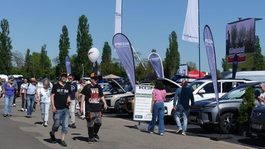 Auf große Resonanz traf erneut der Automobilsalon, zu dem bereits am Samstag zahreiche Besucher auf die Pfingstwiese kamen.