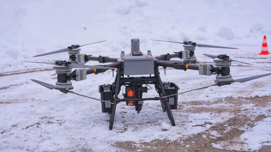 Präziser Materialtransport im alpinen Raum: Die Lastendrohne von Copterpro brachte Pflanzensetzlinge punktgenau in schwer zugäng