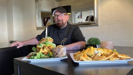 Seit 2021 lockt Daniel Henrichs die Birkenfelder mit eigenen Burger- und Schnitzelkreationen in Calvins Burger und Schnitzelhaus