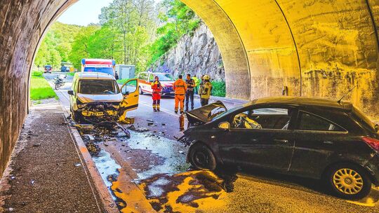 Im Hellbergtunnel bei Kirn kam es am am Mittwoch kurz vor 16 Uhr zu einem heftigen Frontalzusammenstoß zwischen einem Opel Corsa