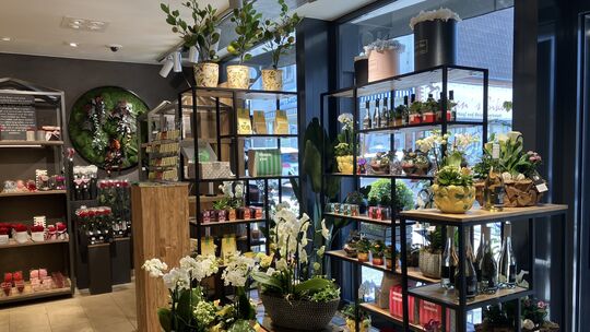 Ein Blick in den neuen SB-Blumenshop. Er ist außerhalb der regulären Öffnungszeiten des Geschäfts Floristik & Ambiente Meyer zug Ein Blick in den neuen SB-Blumenshop. Er ist außerhalb der regulären Öffnungszeiten des Geschäfts Floristik & Ambiente Meyer zug