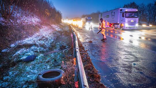 Nach einem Unfall auf der A3 im November 2025 bei Girod lagen überall Trümmerteile auf der Fahrbahn und an der angrenzenden Bösc