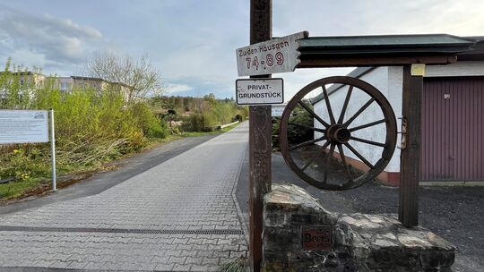 An der Einfahrt zur "Alten Viehweide" endet rechtlich die Wohnbebauung in Helferskirchen, obwohl in dem Gebiet 145 Personen geme