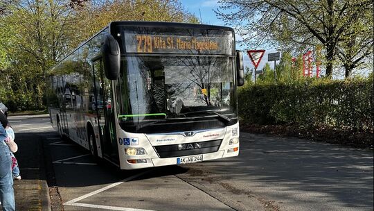 Ein Bus fährt derzeit morgens rund 40 Kita-Kinder in Gebhardshain nach Betzdorf. Nächste Woche könnte das vorbei sein.