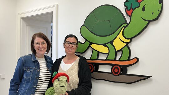 Kinderärztin Katja Antony (links im Bild) und Pflegeteamleiterin Bianca Schott mit dem Symbol und Maskottchen von SAPV Koblenz f