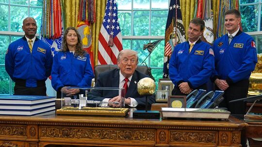 Trump empfängt NASA-Astronauten Trump empfängt NASA-Astronauten