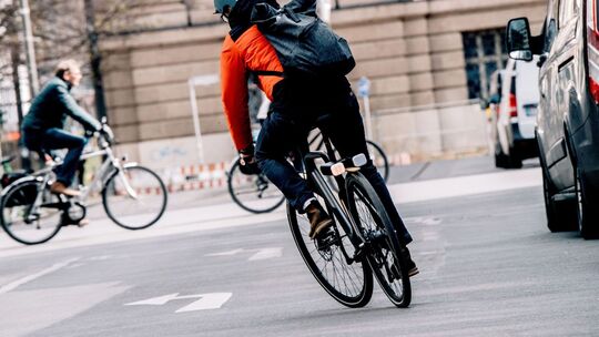 Ein Mann fährt mit einem Pedelec in der Stadt Ein Mann fährt mit einem Pedelec in der Stadt