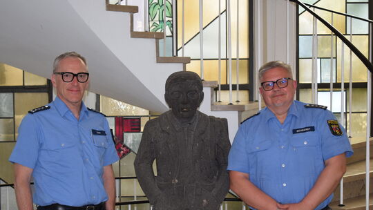 Die beiden ersten Polizeihauptkommissare Lothar Rink (links) und Armin Behrendt. Der Mayener Jung in der Mitte.