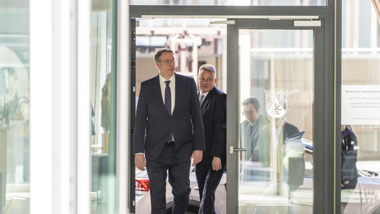 Alexander Schweitzer (links, SPD) und Gordon Schnieder (CDU) standen an den Spitzen der Verhandlungsgruppen.
