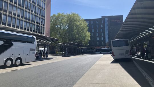 Am Koblenzer Busbahnhof ist der Mann mit dem verdächtigen Koffer in einen Linienbus gestiegen. In der Simmerner Straße hat die P