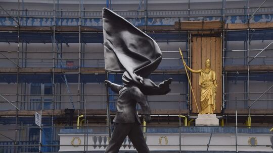 Mögliche Statue von Banksy taucht im Zentrum Londons auf Mögliche Statue von Banksy taucht im Zentrum Londons auf