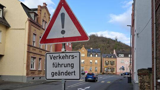 Wie soll der Verkehr über Lahnsteins Straßen (hier: die Burgstraße) künftig rollen? Die Verwaltung setzt auf die bestehende Ring