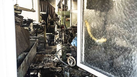 Blick in die beschädigte Edelsteinschleiferei, die durch die massive Rauchentwicklung wohl vorerst nicht nutzbar ist.