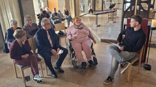 Im Dialog: (von links) Esther Abel, die zur ehemaligen Heilanstalt Hadamar referierte, die beiden Eulenhorst-Bewohner Werner Sch