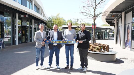 Aytac Aspar (von links) vom Outlet Montabaur, TuS-Präsident Christian Krey, Outlet-Geschäftsführer Philipp Dommermuth und TuS-Vi