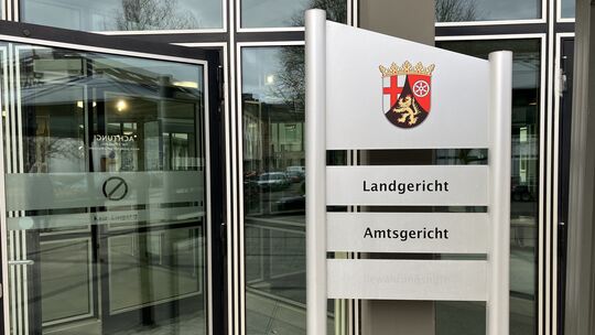 Der Eingang zum Landgericht in Koblenz: Dort muss sich ein 18-Jähriger aus der Ukraine wegen mutmaßlichem Mord verantworten. Die