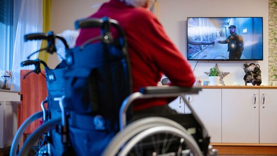 Bewohner eines Seniorenheims schauen TV