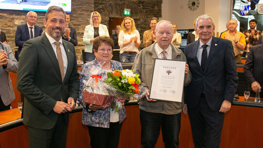 Gerd Kaul (2. von rechts) nahm in Begleitung seiner Ehefrau Hermine den Ehrenamtspreis aus den Händen von Oberbürgermeister Chri