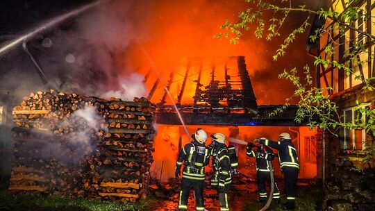 Meterhoch schlugen die Flammen aus dem Scheunenanbau in der Heimweiler Hauptstraße, ehe das Feuer auf angrenzende Gebäudeteile ü