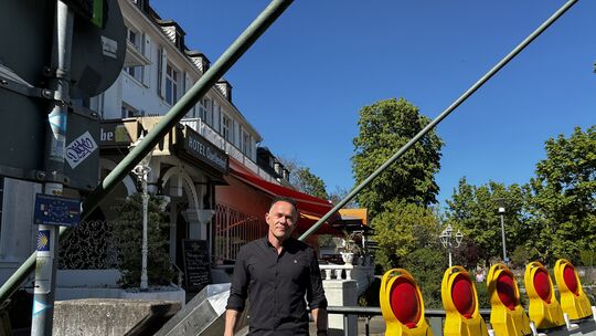 Alex Jacob vor der gesperrten Quellenhofbrücke. Die Situation ist alles andere als optimal, der Gastronom gibt sich aber hoffnun