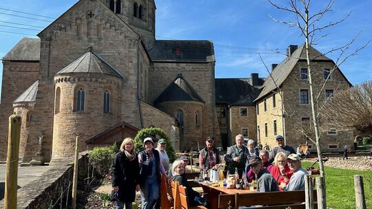 Fleißig gewerkelt wurde vor der Saisoneröffnung an der Klosteranlage, damit sich die Besucher wohlfühlen. Die Helfer vom Förderv