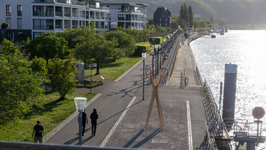 Das Kulturufer entlang des Rheines soll in Birgit-Collin-Langen-Promenade umbenannt werden.