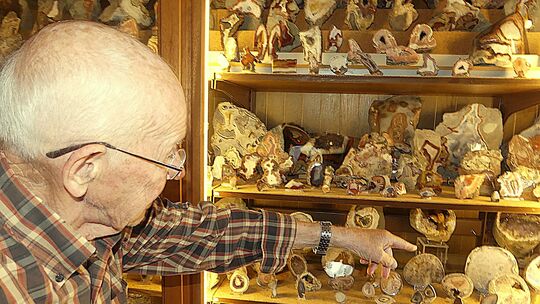 Jakob Görres aus Vollmersbach zeigt gerne seine Achatsammlung.