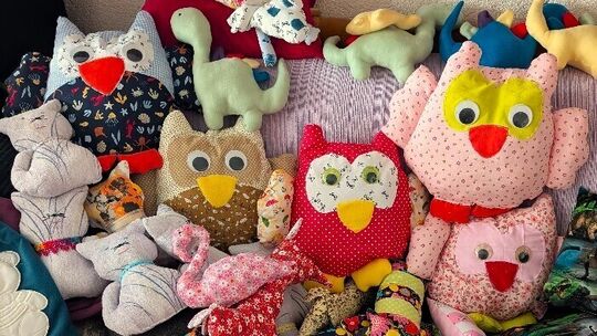 Ukrainische Kinder freuen sich über selbst genähte Stofftiere aus Oberreidenbach.