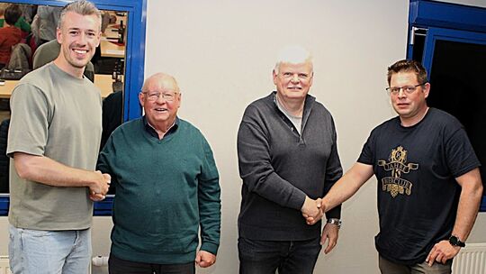 Marius Franzmann (links) und Markus Wenz (rechts) lösten jetzt als Vorsitzender und Geschäftsführer der IVP Jürgen Schneider und