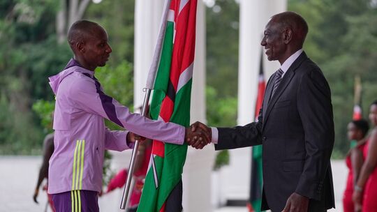 Kenias Präsident empfängt Marathon-Rekordläufer Sawe