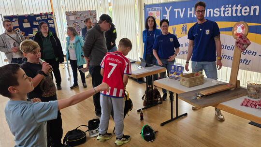 An der „Gummibärchen-Katapult-Station" des Turnvereins standen die Kids Schlange. Viele Vereine ließen sich die Gelegenheit nich