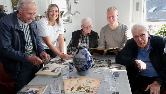 Gemeinsames Fotossichten bei der KG Fidele Jungens (von links): Ehrenmitglied Adolf Bolkenius, Zweite Vorsitzende Laura Templer,
